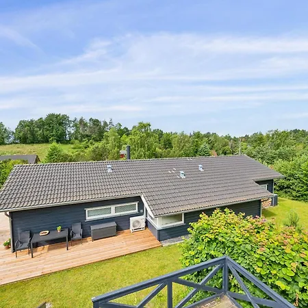 Casa de Férias Beautifully Maintained, Elevated With Spa, Large Terraces And Stunning Views Close To Handrup Beach, Mols Bjerge And The Charming Town Ebeltoft