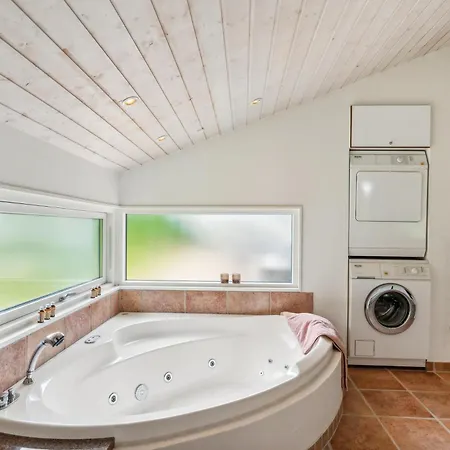 Beautifully Maintained, Elevated With Spa, Large Terraces And Stunning Views Close To Handrup Beach, Mols Bjerge And The Charming Town Casa de Férias Ebeltoft
