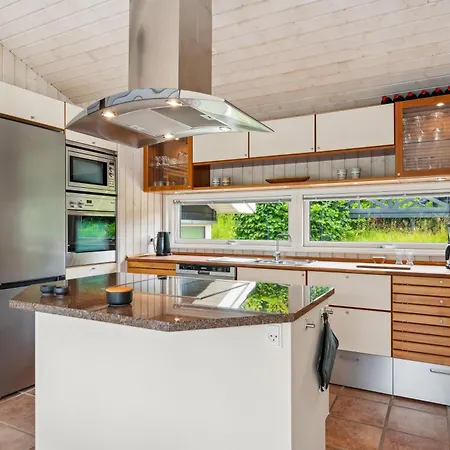 Casa de Férias Beautifully Maintained, Elevated With Spa, Large Terraces And Stunning Views Close To Handrup Beach, Mols Bjerge And The Charming Town Ebeltoft