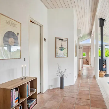 Casa de Férias Beautifully Maintained, Elevated With Spa, Large Terraces And Stunning Views Close To Handrup Beach, Mols Bjerge And The Charming Town Ebeltoft
